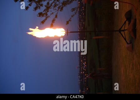 Un beacon brucia ad altezze Chadderton Oldham, per celebrare la Sua Maestà la regina del Giubileo di diamante su lunedì 4 giugno 2012. Una rete di oltre 4000 Beacon sono state illuminate dalle comunità e altri in tutto il Regno Unito, Isole del Canale e Isola di Man, insieme con il Commonwealth e d'oltremare del Regno Unito Foto Stock