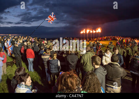 Lunedì 4 maggio 2012. Otley Chevin, vicino a Leeds REGNO UNITO. Cerimonia per l'illuminazione della regina Elisabetta il secondo Giubileo di Diamante beacon Foto Stock