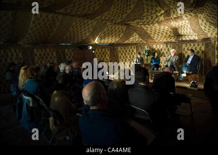 Discussione durante la HowTheLightGetsIn, la filosofia e la musica festival al mondo con Fieno Hay-on-Wye, Powys, Wales, Regno Unito. Credito: Jeff Morgan / Alamy Live News Foto Stock