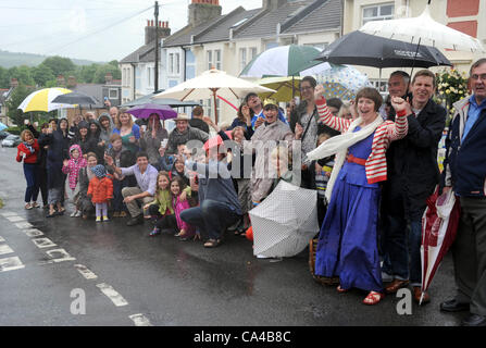 Brighton Regno Unito 5 Giugno 2012 - I residenti di Totland Road Brighton a loro regine Diamond Jubilee Street parte oggi nonostante la pioggia . Foto Stock