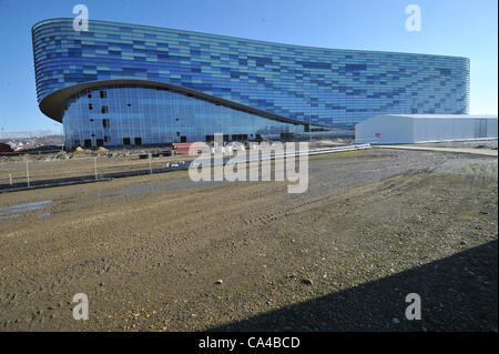 6 febbraio 2012 - Sochi, Territorio di Krasnodar, Russia - Febbraio 06,2012. Sochi,Regione Krasnodar della Russia. Costruzione di Sochi 2014 Olimpiadi di oggetti dell'infrastruttura . Nella foto: Palazzo di ghiaccio in pianura Imeretinskaya vicino Adler. (Credito Immagine: © PhotoXpress/ZUMAPRESS.com) Foto Stock