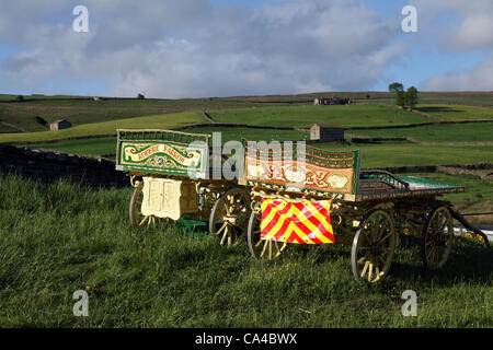 Romany Gypsy Caravan, vanner carro, vardo, prua top roulotte, tradizionale a cavallo il carro, allestita di carretti e carri vivente, Lambert & Baker Drays della comunità di viaggio, cavallo e carrello campeggio a Bainbridge, nel North Yorkshire Dales, in rotta per il Appleby Horse Fair, REGNO UNITO Foto Stock