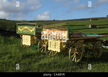 Romany Gypsy Caravan, vanner carro, vardo, prua top roulotte, tradizionale a cavallo il carro, allestita di carretti e carri vivente, Lambert & Baker Drays della comunità di viaggio, cavallo e carrello campeggio a Bainbridge, nel North Yorkshire Dales, in rotta per il Appleby Horse Fair, REGNO UNITO Foto Stock