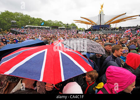 Londra, Regno Unito. Martedì 5 giugno 2012. La folla con Unione Jack rosso, bianco e blu di ombrelli fuori Buckingham Palace presso il giubileo di diamante della regina Elisabetta II durante le celebrazioni a Londra. Credito: Paul Brown / Alamy Live News Foto Stock