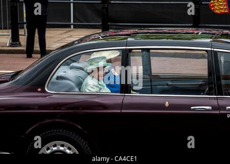 Londra, Regno Unito, 05/06/2012. La regina lasciando Buckingham Palace in cammino verso il Giubileo servizio di ringraziamento alla Cattedrale di San Paolo. Foto Stock