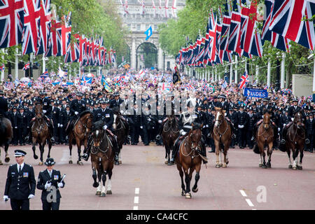 Londra, Regno Unito, 05/06/2012.La folla di ben wishers essendo portato fino al centro commerciale verso Buckingham Palace. Essi sono stati guidati da linee di forze di polizia guidato dal Commissario della Metropolitan Police, Bernard Hogan-Howe a cavallo. Foto Stock