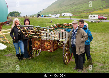 Martedì 5 giugno, 2012: Luca Mitchell Bow Top carro in rotta alla fine cadde, York. Un viaggiatore che frequentano l'annuale Appleby Horse Fair, Cumbria, Regno Unito Foto Stock