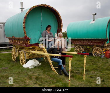 Martedì 5 Giugno 2012: la famiglia Mitchell con la loro prua carro superiore in rotta alla fine cadde, York. Un viaggiatore che frequentano l'annuale Appleby Horse Fair, Cumbria, Regno Unito Foto Stock