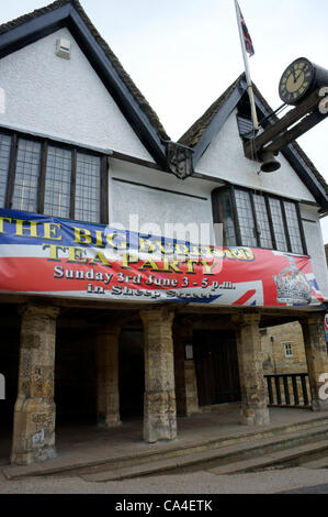 BURFORD, OXFORDSHIRE, Regno Unito, 5 giugno 2012. Il cotswold città di Burford decorate in celebrazione del Queen Elizabeth II GIUBILEO di diamante. Foto Stock