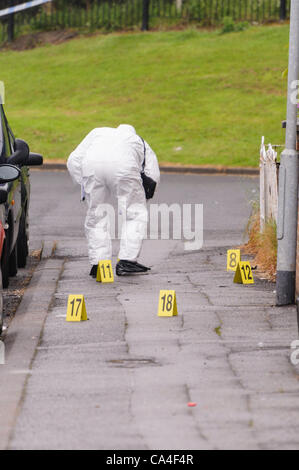 Scena del Crimine officer raccoglie le prove su un sentiero dopo un tubo bomba esplode in Belfast Foto Stock