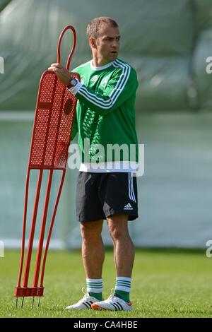 06.06.2012. Gdansk, Polonia. La Germania assistant coach Hans-Dieter Flick durante una sessione di allenamento della nazionale tedesca di calcio sul campo di allenamento accanto al hotel Dwor Oliwski in Gdansk, Polonia. La UEFA EURO 2012 avrà luogo dal 08 giugno al 01 luglio 2012 ed è co-ospitato dalla Polonia e Ukr Foto Stock