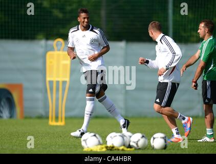 06.06.2012. Gdansk, Polonia. La Germania Jerome Boateng (L-R), Lukas Podolski e assistente allenatore Hans-Dieter Flick durante una sessione di allenamento della nazionale tedesca di calcio sul campo di allenamento accanto al hotel Dwor Oliwski in Gdansk, Polonia, 6 giugno 2012. La UEFA EURO 2012 avrà luogo dal 08 J Foto Stock