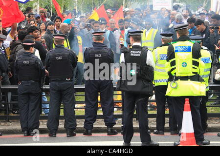 Mercoledì 6 giugno 2012 dello Sri Lanka la protesta al Commonwealth pranzo locale. Una seconda effige del Presidente Rajapakse è bruciato al di fuori del Park Lane Hilton Hotel. Linea di credito : credito: Hot Shots / Alamy Live News Foto Stock