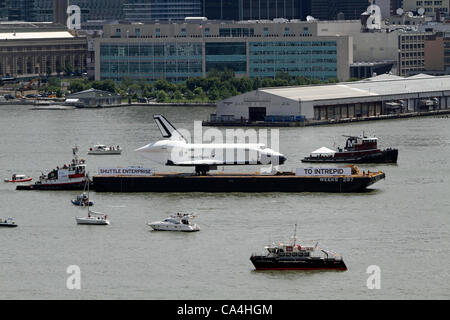 Lo Space Shuttle Enterprise sul fiume Hudson sul suo modo alla Intrepid Sea, il Museo dell'aria e dello spazio. Il 6 giugno 2012. New York City, NY, STATI UNITI D'AMERICA Foto Stock