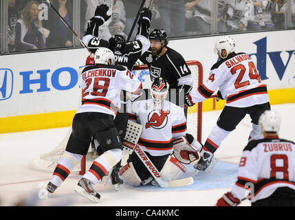 06 Giugno 2012: RE (14) Justin Williams e re (23) Dustin Brown celebrare dopo aver segnato il loro primo obiettivo del gioco durante il gioco 4 della Stanley Cup finale tra il New Jersey Devils e il Los Angeles Kings al Staples Center di Los Angeles, CA. Foto Stock