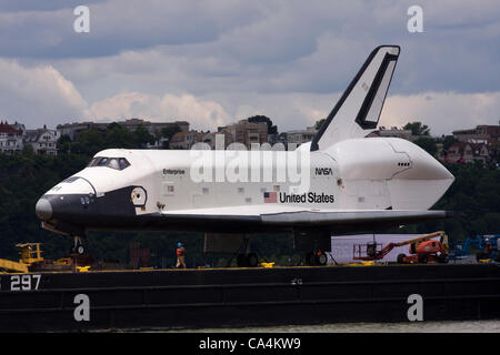 Il 6 giugno 2012. New York City Stati Uniti d'America. Lo Space Shuttle Enterprise seduti sulla cima di una chiatta nel fiume Hudson in attesa di essere messo in esposizione permanente sulla USS Intrepid portaerei Foto Stock