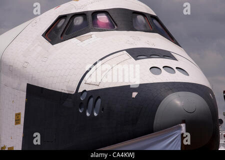 Il 6 giugno 2012. New York City Stati Uniti d'America. Il cono e il parabrezza della navetta spaziale Enterprise che si siede su una chiatta sul fiume Hudson Foto Stock