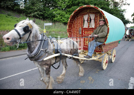 Mercoledì 6 giugno 2012 a Appleby, Cumbria, Inghilterra, Regno Unito. Cavallo e bow-top i carri arrivano da tutto il Regno Unito per Appleby Fair, il più grande raduno annuale di zingari e nomadi in Europa. Trevor Jones (nella foto) ha trascorso tre settimane sulla strada per raggiungere la Fiera dall'Wirral. La fiera Foto Stock