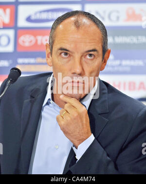 Paul Le Guen (OMA), 3 giugno 2012 - Calcio : Oman's allenatore Paul Le Guen parla durante una conferenza stampa dopo la partita tra Giappone e Oman la Coppa del Mondo FIFA Brasile qualificatore asiatici a Saitama Stadium nella prefettura di Saitama, Giappone. (Foto di AFLO) Foto Stock