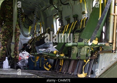 2012-06-07. RAF Merlin mk3 collegato a massa in elicottero a Stanwick Northamptonshire England Regno Unito, fondata su 06-06-2012 a causa di un allentamento pannello in prossimità del rotore posteriore dopo riparazioni sperando di prendere e tornare a RAF Benson più tardi questa mattina. Foto Stock