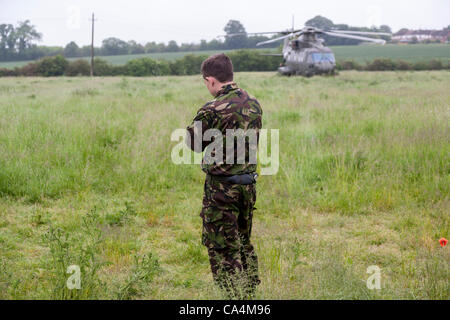 2012-06-07. RAF Merlin mk3 collegato a massa in elicottero a Stanwick Northamptonshire England Regno Unito, fondata su 06-06-2012 a causa di un allentamento pannello in prossimità del rotore posteriore dopo riparazioni sperando di prendere e tornare a RAF Benson più tardi questa mattina. Foto Stock