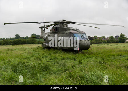 2012-06-07. RAF Merlin mk3 collegato a massa in elicottero a Stanwick Northamptonshire England Regno Unito, fondata su 06-06-2012 a causa di un allentamento pannello in prossimità del rotore posteriore dopo riparazioni sperando di prendere e tornare a RAF Benson più tardi questa mattina. Foto Stock