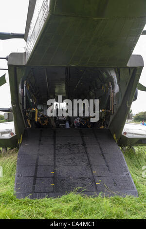 2012-06-07. RAF Merlin mk3 collegato a massa in elicottero a Stanwick Northamptonshire England Regno Unito, fondata su 06-06-2012 a causa di un allentamento pannello in prossimità del rotore posteriore dopo riparazioni sperando di prendere e tornare a RAF Benson più tardi questa mattina. Foto Stock