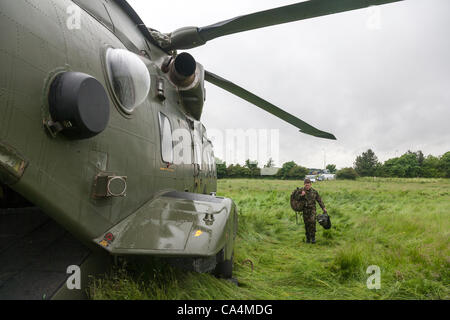 2012-06-07. RAF Merlin mk3 collegato a massa in elicottero a Stanwick Northamptonshire England Regno Unito, fondata su 06-06-2012 a causa di un allentamento pannello in prossimità del rotore posteriore dopo riparazioni sperando di prendere e tornare a RAF Benson più tardi questa mattina. Foto Stock