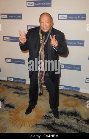 Quincy Jones presso gli arrivi per UCLA longevità Icona Centro Awards, il Beverly Hills Hotel Beverly Hills, CA 6 Giugno 2012. Foto di: Dee Cercone/Everett Collection Foto Stock