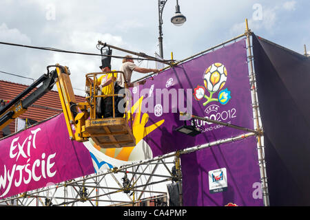 Wroclaw, Polonia. 07 Giugno, 2012. Preparazioni di finale di Euro 2012 Fan Zone sul mercato nel vecchio centro di Wroclaw. Foto Stock