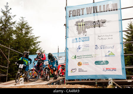 Il 7 di giugno 2012 Fort William,Lochaber,Scozia,UK.piloti pratica loro inizia durante per la U.C.I world cup 4 cross Foto Stock