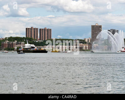 Chiatte che trasportano Enterprise space shuttle è accolto da fireboat pennacchi di spruzzatura di acqua come rimorchiatore trilli naso della navetta verso riva Foto Stock