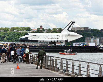 Chiatte che trasportano lo space shuttle Enterprise pause per dare press & telecamere una foto op prima di dirigersi verso il museo Intrepid ormeggio per completare il trasferimento mediante la gru di nave del ponte di volo Foto Stock