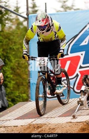 Il 7 di giugno 2012 Fort William,Lochaber,Scozia,UK.piloti pratica loro inizia durante per la U.C.I world cup 4 cross Foto Stock