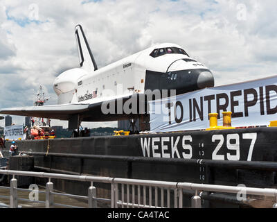 Lo space shuttle Enterprise viene spostata nella posizione per il trasferimento da una gru da includersi al ponte di volo di Intrepid Sea Air & Space Museum di New York City. Foto Stock