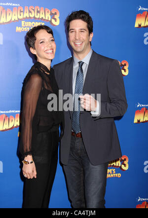 Giugno 7, 2012 - New York New York, Stati Uniti - Attore David Schwimmer e attrice Zoe BUCKMAN frequentare la New York premiere di 'Madagascar 3: Europa's Most Wanted" tenutasi presso il Teatro Ziegfeld. (Credito Immagine: © Nancy Kaszerman/ZUMAPRESS.com) Foto Stock