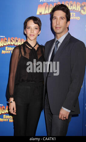 Giugno 7, 2012 - New York New York, Stati Uniti - Attore David Schwimmer e attrice Zoe BUCKMAN frequentare la New York premiere di 'Madagascar 3: Europa's Most Wanted" tenutasi presso il Teatro Ziegfeld. (Credito Immagine: © Nancy Kaszerman/ZUMAPRESS.com) Foto Stock