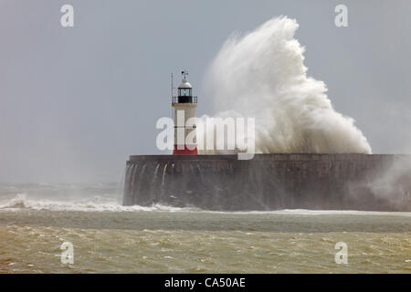 Giugno tempeste ancorare il south coast a Newhaven traghetto EAST SUSSEX REGNO UNITO 8 giugno 2012 Newhaven frangiflutti e il faro di essere colpiti dalle grandi onde soffiata dal canale in lingua inglese Foto Stock