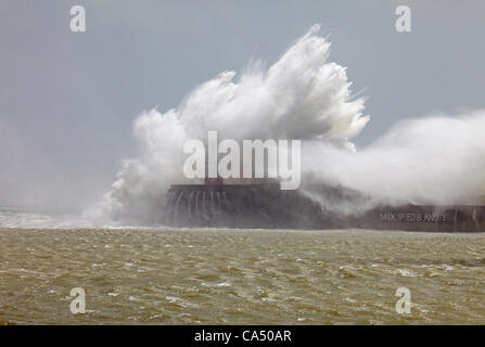 Giugno tempeste ancorare il south coast a Newhaven traghetto EAST SUSSEX REGNO UNITO 8 giugno 2012 Newhaven frangiflutti e il faro di essere colpiti dalle grandi onde soffiata dal canale in lingua inglese Foto Stock