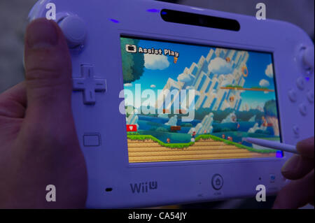 Super Mario Bros U giocando su Nintendo WiiU tablet controller. Foto Stock