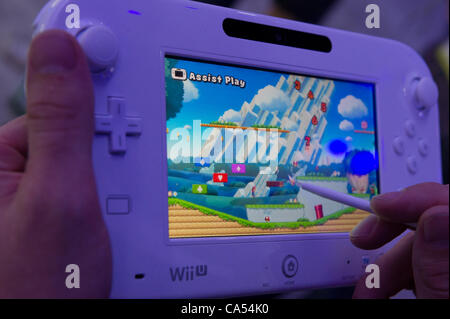 Super Mario Bros U giocando su Nintendo WiiU tablet controller. Foto Stock