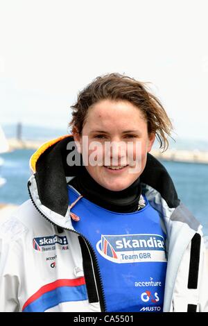 Weymouth, Regno Unito, 9 giugno 2012. GBR team olimpico sailor Alison giovani dopo aver vinto il Laser Classe radiale alla Skandia Sail per Oro 2012 le classi olimpiche regata. Foto Stock