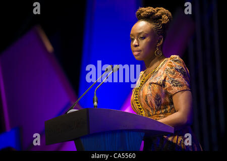 Chimamanda Ngozi Adichie, autore nigeriano dando il Commonwealth lezione presso il Telegraph Hay Festival 2012, Hay-on-Wye, Powys, Wales, Regno Unito Foto Stock