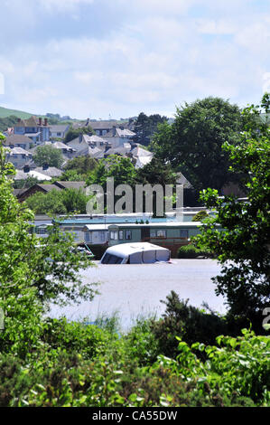 Sabato 9 Giugno 2012. Caravan in alluvioni in un parco vacanze in Aberystwyth, West Wales, Regno Unito dopo forti piogge su 8/9th Giugno 2012 Foto Stock