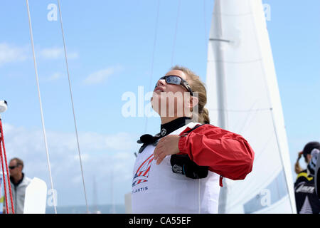 Weymouth, Regno Unito, 9 giugno 2012, Amanda Clark, Stati Uniti d'America da 470 W helm, controlla il rig della sua barca prima medaglia gara. Stati Uniti d'America ha vinto la medaglia di razza e di argento ha preso nel suo complesso. Foto Stock