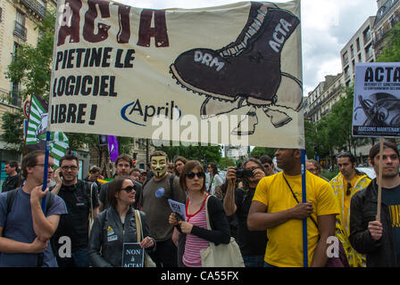 Gli attivisti di una legge anti-ACTA sugli accordi Internet, che si oppongono alle comunicazioni e alla censura delle reti internet, ai Banner e ai segni, ad una dimostrazione a Parigi, in Francia, protestano contro il libero commercio, i giovani protestano Foto Stock