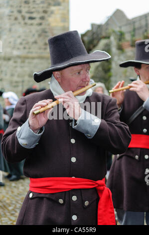 Irlanda del Nord, Carrickfergus, 09/06/2012. I giocatori di flauto presso la rievocazione dello sbarco del re Guglielmo d Orange a Carrickfergus in 1690 Foto Stock