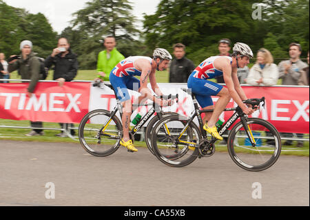 Sabato 9 Giugno 2012. Il Palazzo di Blenheim, Oxfordshire, Regno Unito. Fratelli Alistair e Jonny (Jonathan) Brownlee davanti a Campo nell'Elite Sprint gara di triathlon. Foto Stock