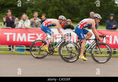 Sabato 9 Giugno il Palazzo di Blenheim, UK. Fratelli Alistair e Jonny (Jonathan) Brownlee davanti a Campo nell'Elite Sprint gara di triathlon. Foto Stock