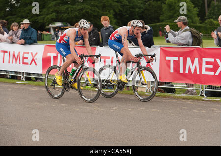 Sabato 9 Giugno il Palazzo di Blenheim, UK. Fratelli Alistair e Jonny (Jonathan) Brownlee davanti a Campo nell'Elite Sprint gara di triathlon. Foto Stock